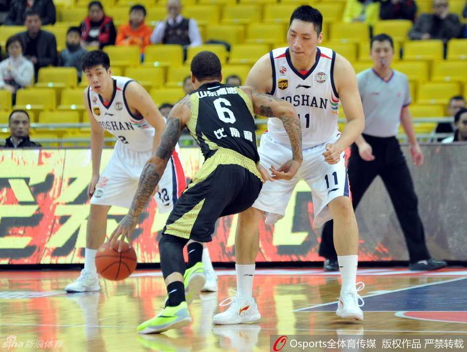 江湖夜雨十年灯:回望CBA二零一五季的那些热血与激昂 格雷格·奥登在空无一人的训练馆里高高跃起双手重扣,巨大的手掌死死抓住篮筐,仿佛要把这些年所有的憋闷都砸进篮筐