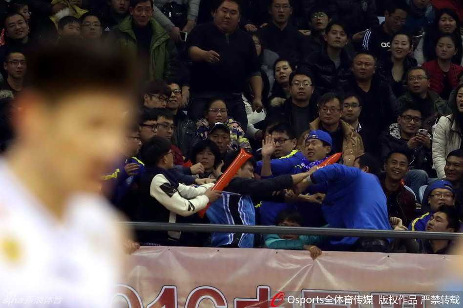 冲突平息后，数名安保人员手拉手组成人墙，横在客队球迷区与主队球迷区之间，严阵以待防止事态再起