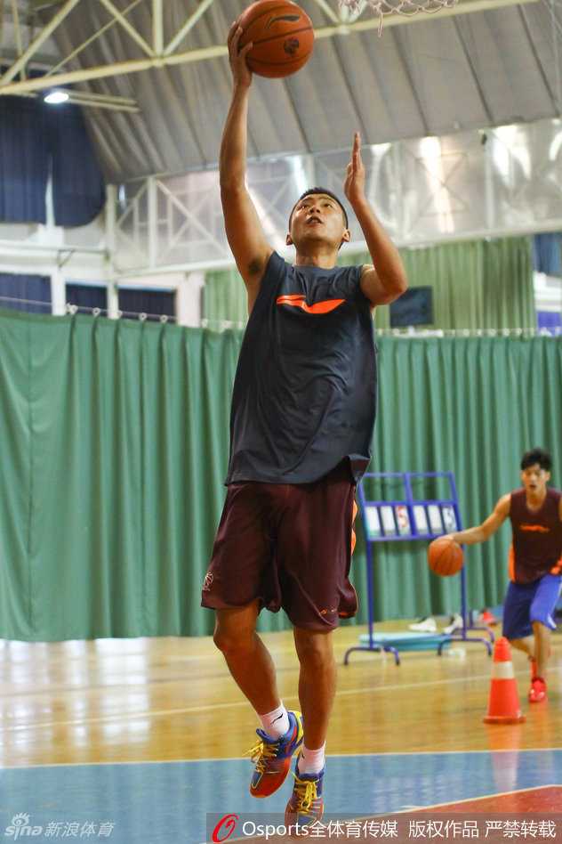 训练的间隙，唐正东独自一人在场边进行拉伸放松，他表情严肃，目光望向远方，仿佛在思索新赛季如何帮助球队走的更远。