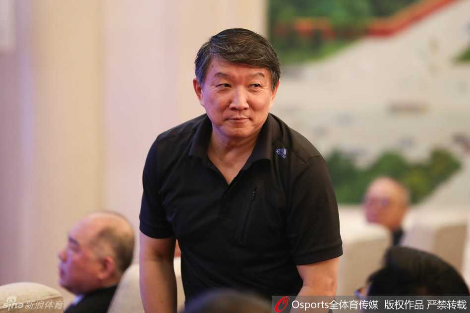 江苏肯帝亚开创新河,人民大会堂誓师出征 江苏队长易立神情坚毅地手持一块象征着主场的篮球队地板,这个特殊的环节寓意着他们将主场荣耀带在身边,征战四方。