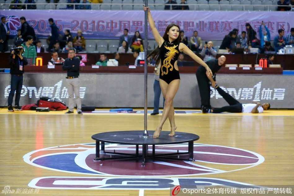 江苏肯帝亚引爆CBA新潮流 钢管舞娘与美女DJ搅动五台山 伴随着音乐高潮,舞者在钢管上一个舒展的下腰动作惊艳全场,场边的摄影记者纷纷举起长枪短炮,记录下这力与美在CBA赛场上绽放的经典瞬间。