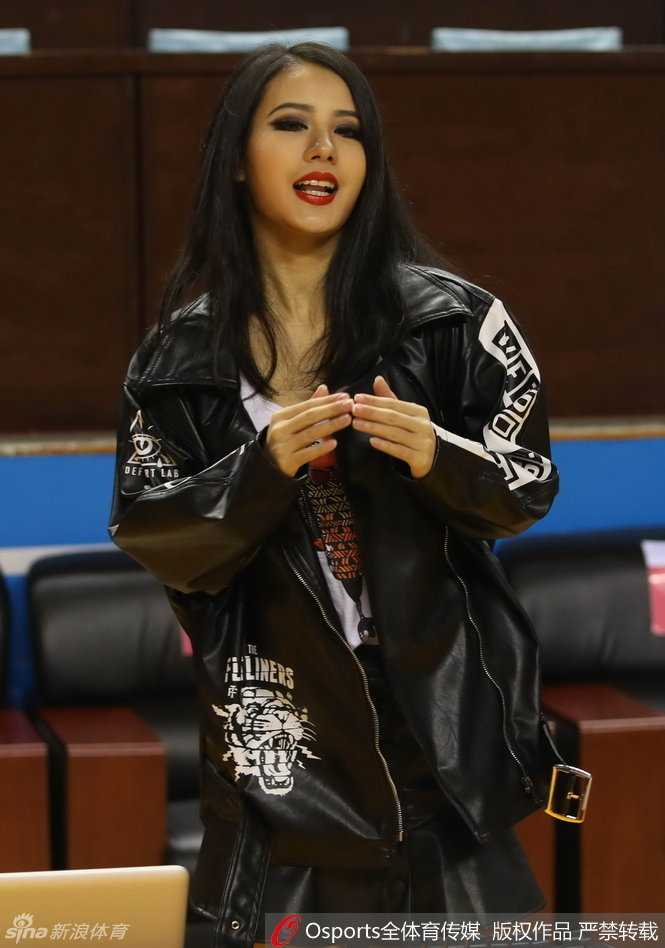 江苏肯帝亚引爆CBA新潮流 钢管舞娘与美女DJ搅动五台山 DJ台上美女打碟手随着音乐摇摆,她身后的背景板映出CBA logo,预示着古老的职业篮球联赛正在吸纳最潮流的年轻文化,焕发出全新的生机。