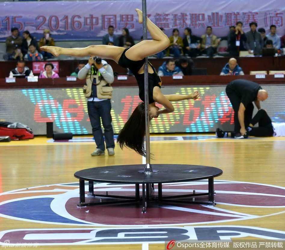江苏肯帝亚引爆CBA新潮流 钢管舞娘与美女DJ搅动五台山 光影定格的瞬间,钢管舞女郎与远处的篮球架构成一幅奇妙的画面,竞技体育的刚硬与艺术表演的柔美在此刻交汇,成为CBA赛场娱乐化改革的一个注脚。