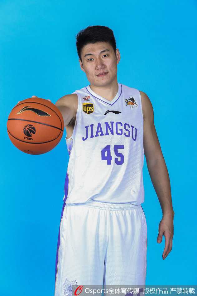 江苏肯帝亚的峥嵘岁月:奥登、布鲁克斯与胡雪峰引领全新征程 训练间隙的搞笑一幕,两名队员在场边搞怪地给队友捶腿,顽皮的表情和夸张的动作让紧张的备战氛围瞬间变得轻松活泼。