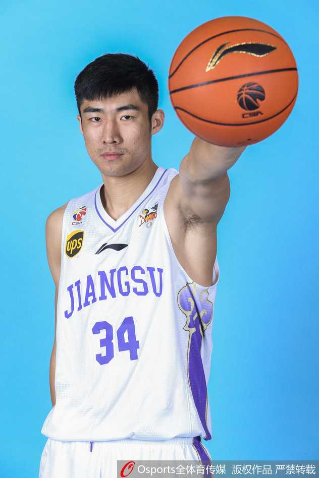 江苏肯帝亚的峥嵘岁月:奥登、布鲁克斯与胡雪峰引领全新征程 全体成员在体育馆内的大合影,大家身着统一的训练服,气氛严肃而充满斗志,这一刻的凝聚预示着江苏篮球在新时代的重新起航。