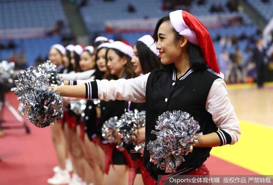 伴随着欢快的圣诞乐曲，一名领舞宝贝高举手臂指挥全队，裙摆轻扬间展现出的是自信与专业的舞台表现力。