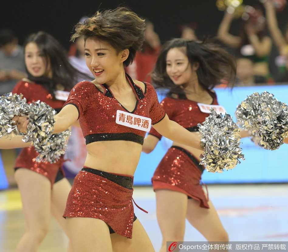 宝贝们变换队形，大秀整齐划一的舞步，修长美腿在红色短裙的映衬下格外吸睛，动感舞姿引爆全场热情。