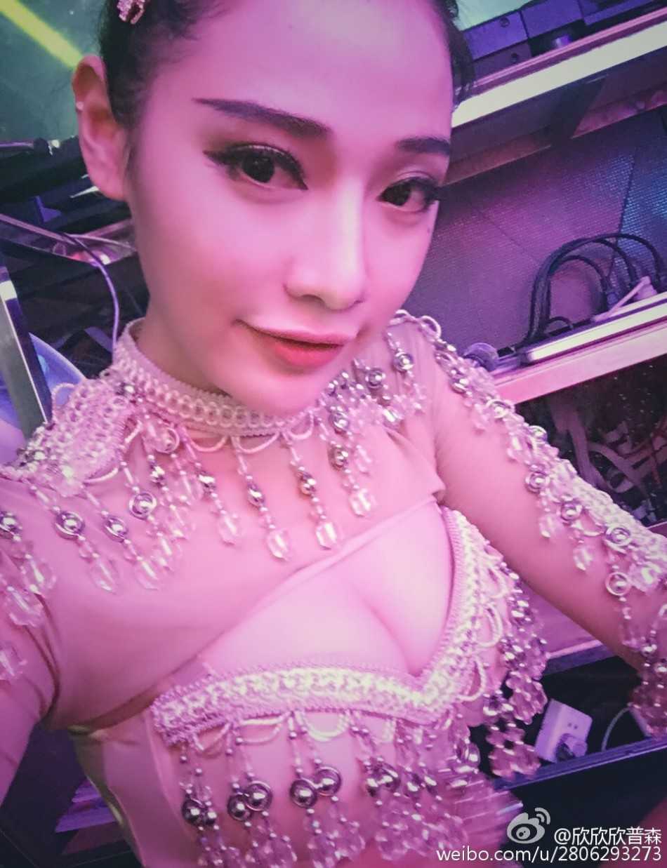 表演结束后，宝贝们与友人合影留念，记录下赛场上的情谊与幕后共同的汗水与欢笑。