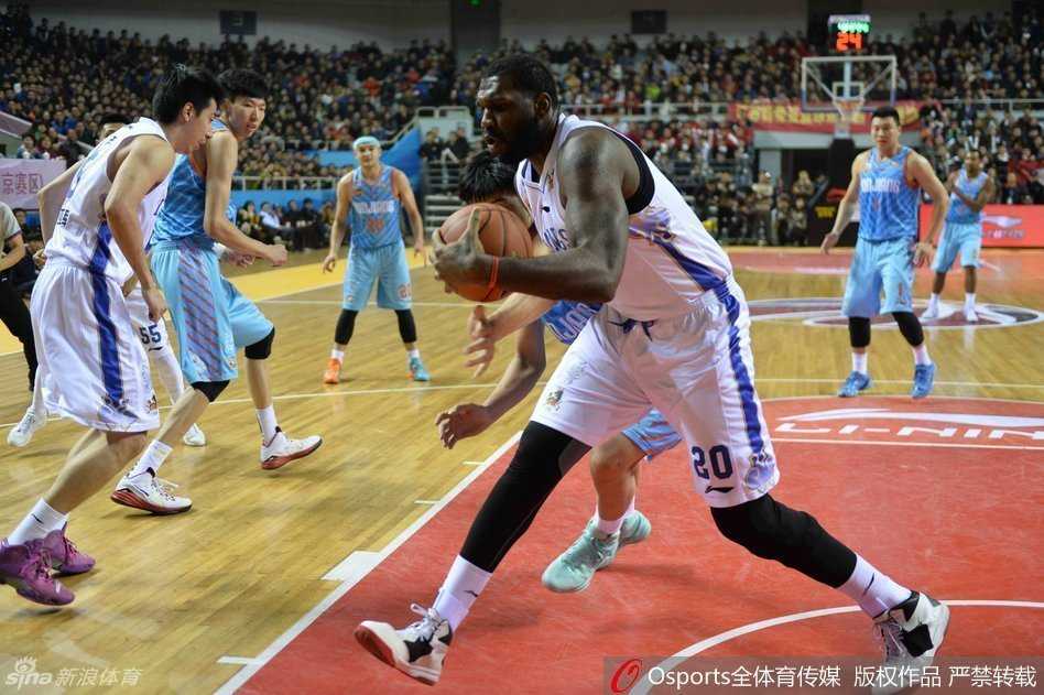 奥登如天神下凡，双臂挂筐暴扣，整个篮架都在他的统治下颤抖