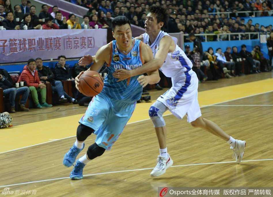 西热力江弯弓搭箭，三分出手瞬间，眼神如鹰隼般锐利直刺篮筐