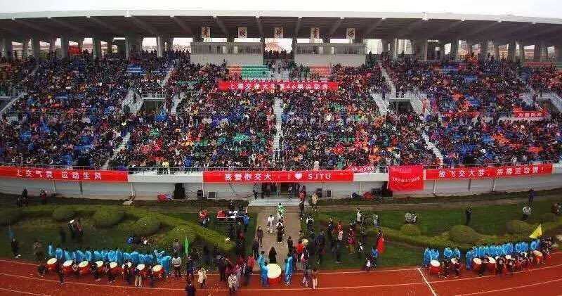 开幕式上精彩的航模表演拖出彩色烟带，在空中交织飞舞，为体育场增添了节日的喜庆与科技的魅力。