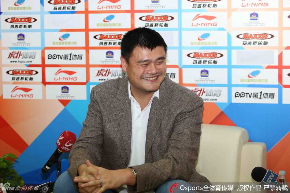 张兆旭在发布会发言时目光坚毅，经过夏训的锤炼，这位球队队长对新赛季的困难做好了充分准备，誓用防守守护球队的内线禁区。