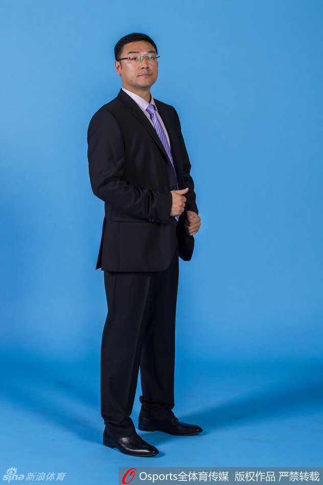 上海大鲨鱼全队整齐列阵，教练组与球员们目光如炬，在源深体育馆留下了新赛季的出征誓言。