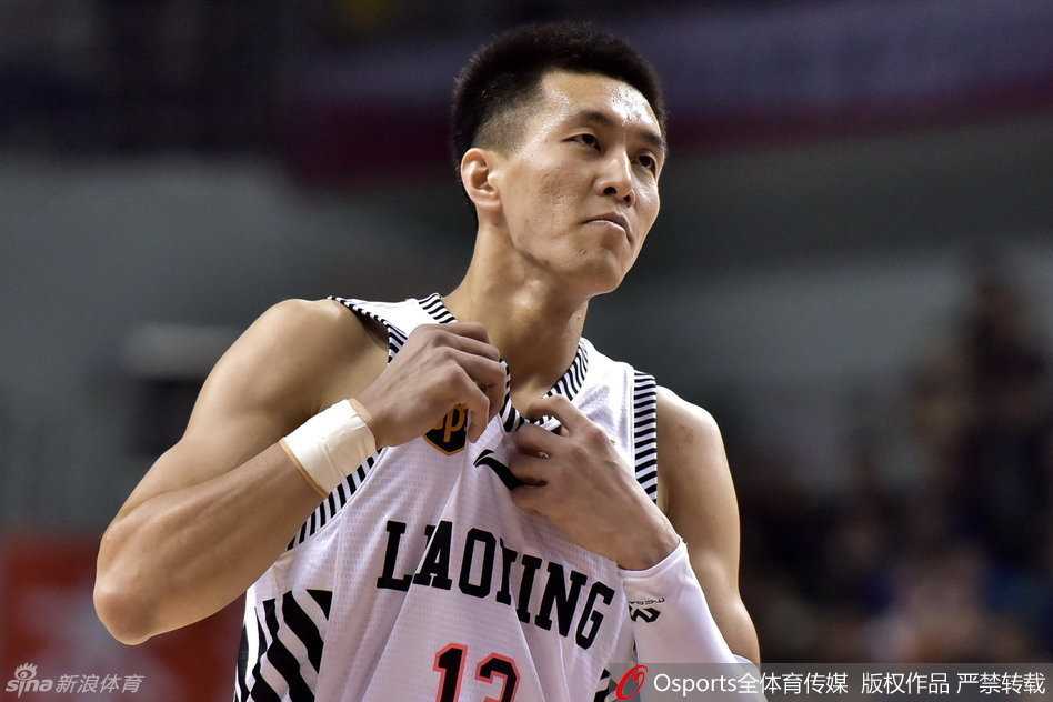 沪上烽烟起辽篮憾负 记忆中的那一场巅峰对决 尽管失利,但辽宁男篮的吉祥物依然卖力地为球队助威,希望用热情感染场上的队员