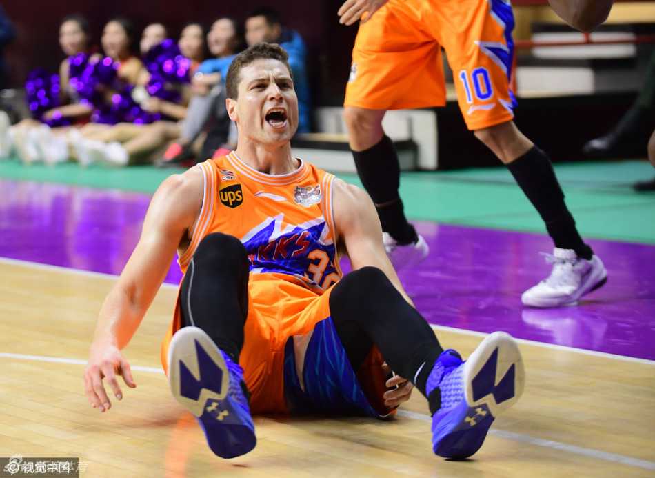 沪上烽烟起辽篮憾负 记忆中的那一场巅峰对决 面对旧主,刘晓宇如灵蛇般侧身杀入禁区,用一记高难度的上篮宣示着自己国内顶级后卫的实力