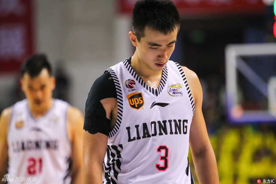 沪上烽烟起辽篮憾负 记忆中的那一场巅峰对决 面对昔日冠军控卫刘晓宇的贴身紧逼,孤独的战士弗雷戴特依然自信地运球寻找杀机