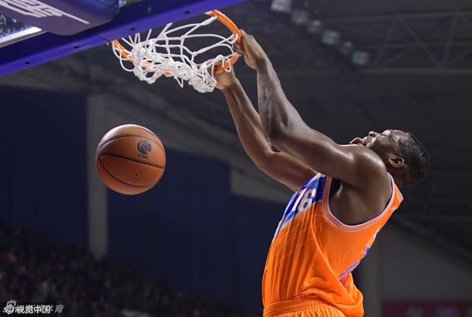 沪上烽烟起辽篮憾负 记忆中的那一场巅峰对决 客队替补席上,赵继伟神情落寞地看着场上,这场国字号后卫的对决让他感受到了前所未有的压力