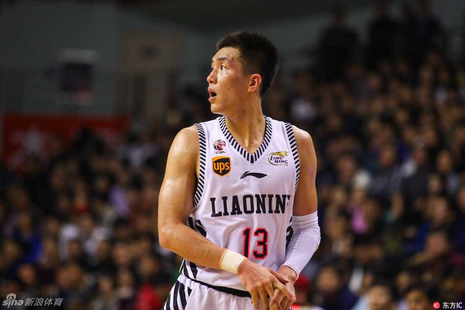 沪上烽烟起辽篮憾负 记忆中的那一场巅峰对决 亚布塞莱迎着防守双手挂框暴扣,这记势大力沉的灌篮吹响了上海男篮全场反击的号角