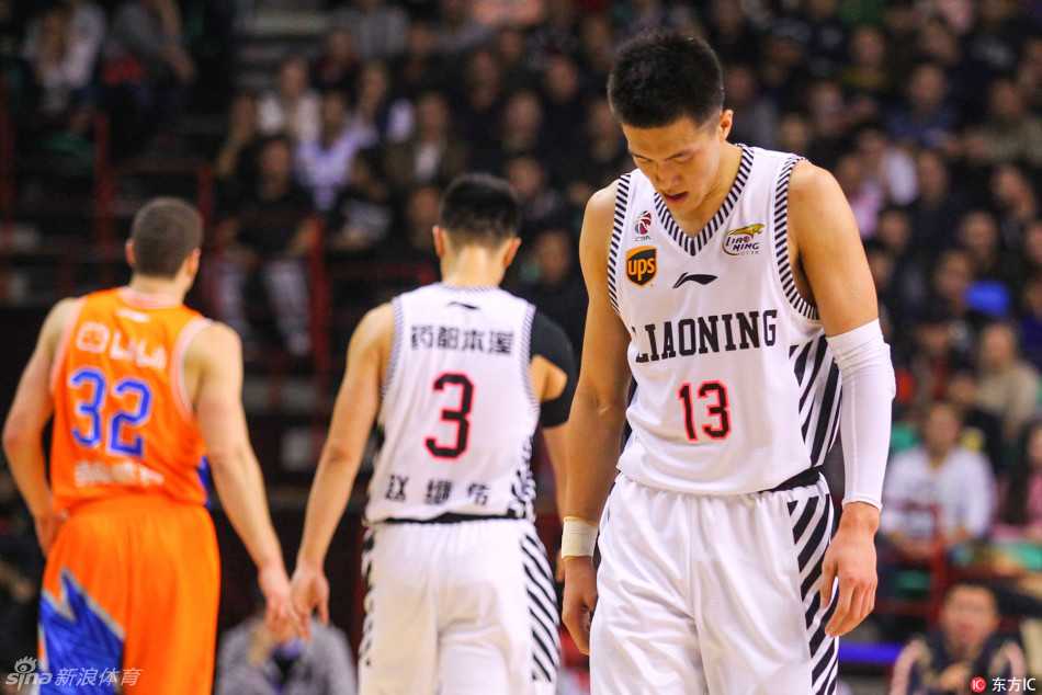 沪上烽烟起辽篮憾负 记忆中的那一场巅峰对决 辽宁核心郭艾伦在对方严密防守下强行突破,眼神中透露出必胜的决心与专注