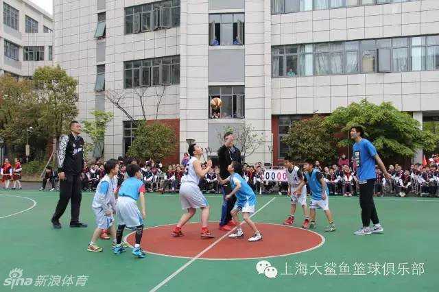 活动尾声，孩子们意犹未尽地围住卢伟等球员，争相索要签名，脸上写满了幸福与满足。