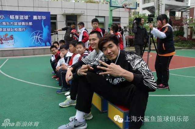 吴冠希在场边化身激情啦啦队长，为小球员呐喊助威，但他那专注又高大的身影却透出一股别样的喜感。