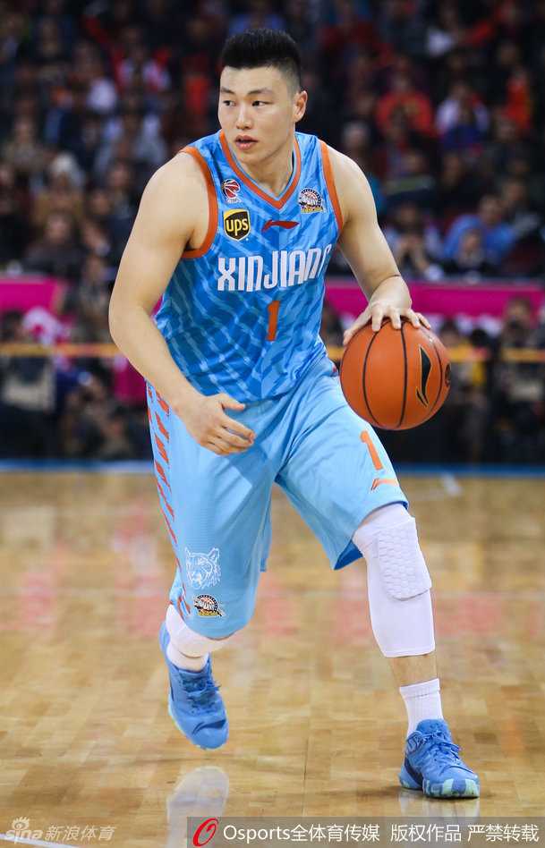 李根在新疆队夺冠后忘情嘶吼，青筋暴起，将所有压力与委屈化作夺冠瞬间的宣泄