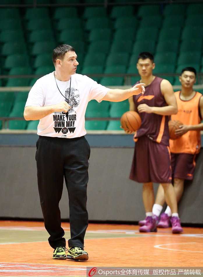 在体能教练的指导下，比斯利正在进行高强度的核心力量训练，汗水浸湿了他的短发，他咬紧牙关，手臂上的肌肉因发力而青筋暴起。