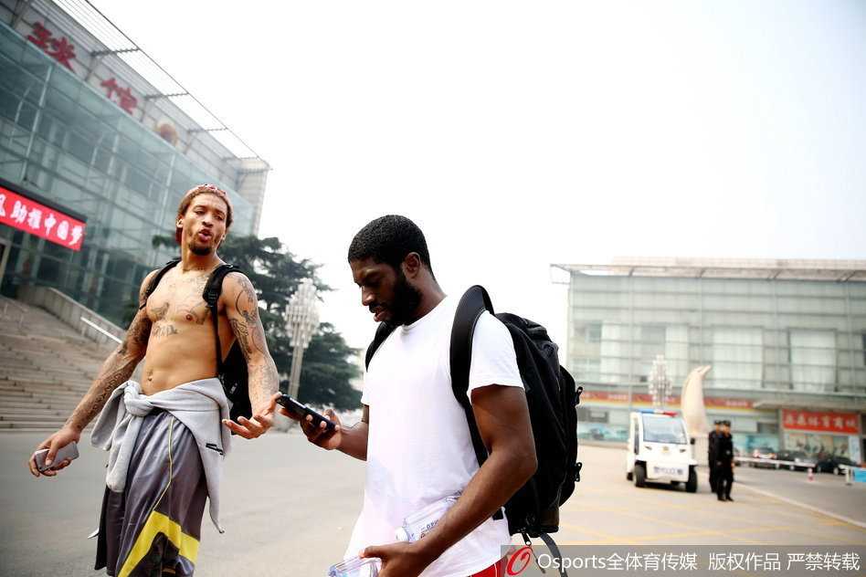 主教练凯撒神情严肃地双手抱胸，他刚刚吹停了训练，正对着场上的队员们大声呼喊，手势比划着强调战术跑位中的关键一环。