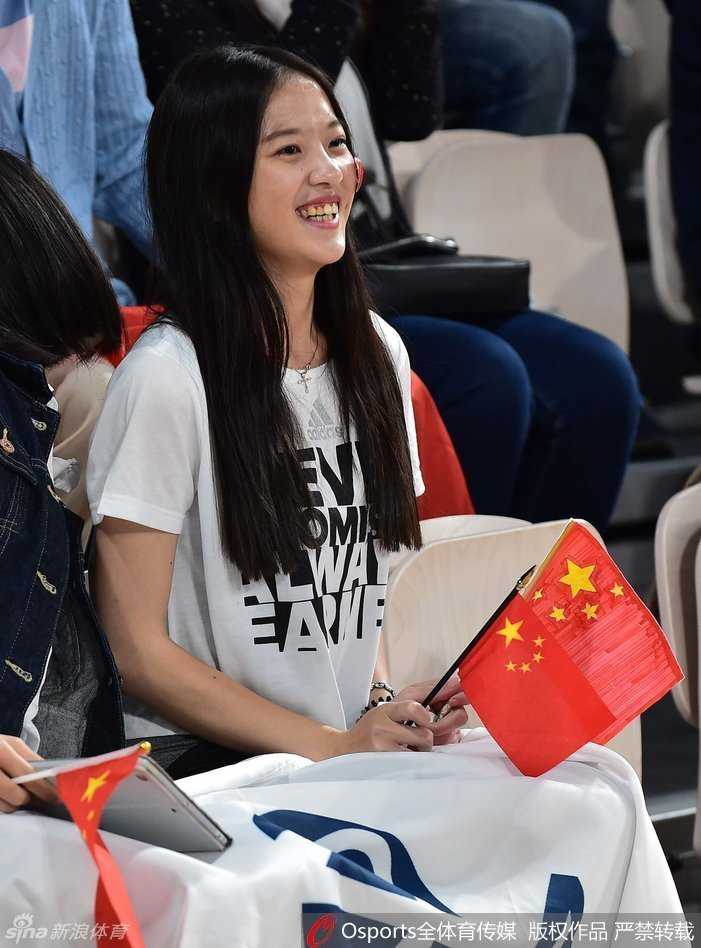 法兰西之夏:那一抹飘扬的中国红与女篮的里约之梦 宽阔的体育馆看台上,众多手持五星红旗的球迷已经起身,他们面朝球场,脸上洋溢着紧张而兴奋的神情,仿佛要用自己的呐喊声穿透赛场,为正在进行赛前热身的女篮队员们传递力量。