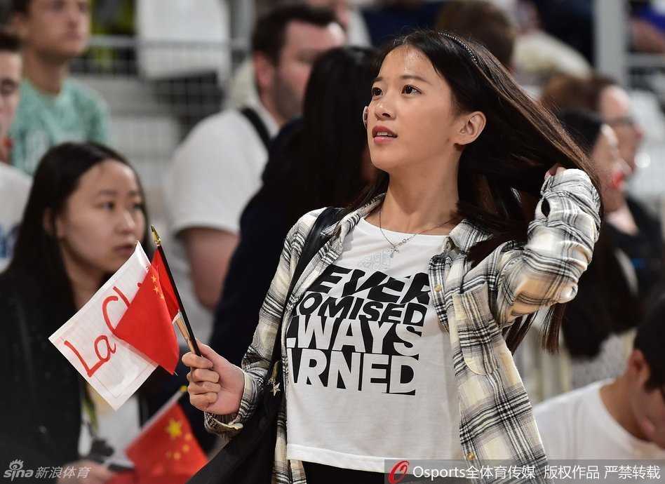 法兰西之夏:那一抹飘扬的中国红与女篮的里约之梦 比赛暂停期间,中国女篮的核心老将陈楠在场上喘息的瞬间,眼神坚毅地望向前方。这位已经退役又为奥运落选赛火线复出的妈妈级球员,汗水浸透了球衣,成为了球队最可靠的定海神针。