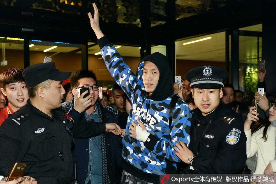 泪目迎英雄 辽篮三将纯爷们回家 郭艾伦面对前来迎接的家乡球迷,用招牌式的微笑安抚人心,同时伸出代表胜利的手势,仿佛在说:别担心,我们扛得住。