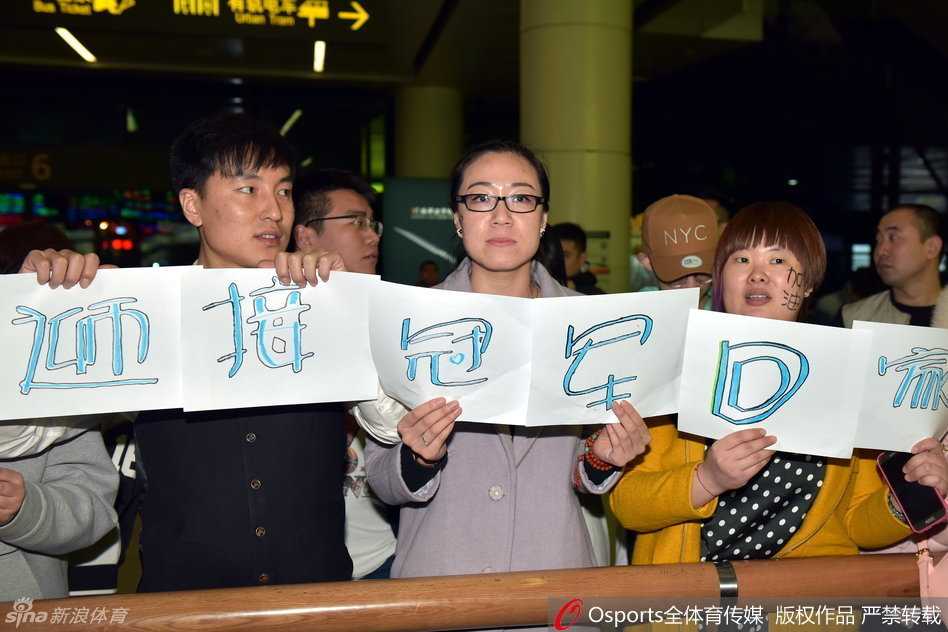 泪目迎英雄 辽篮三将纯爷们回家 现场球迷用最霸气的东北方言“削他没毛病”作为标语,表达对自家球员无条件的支持,这不仅是口号,更是最深情的告白。