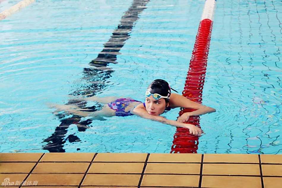 泳池与赛场间的双面精灵:走近浙江男篮啦啦队员徐珏的动感人生 灿烂阳光下,徐珏展现着属于运动的活力与青春的明媚,无论是泳池还是舞池,她都是那道最耀眼的光。