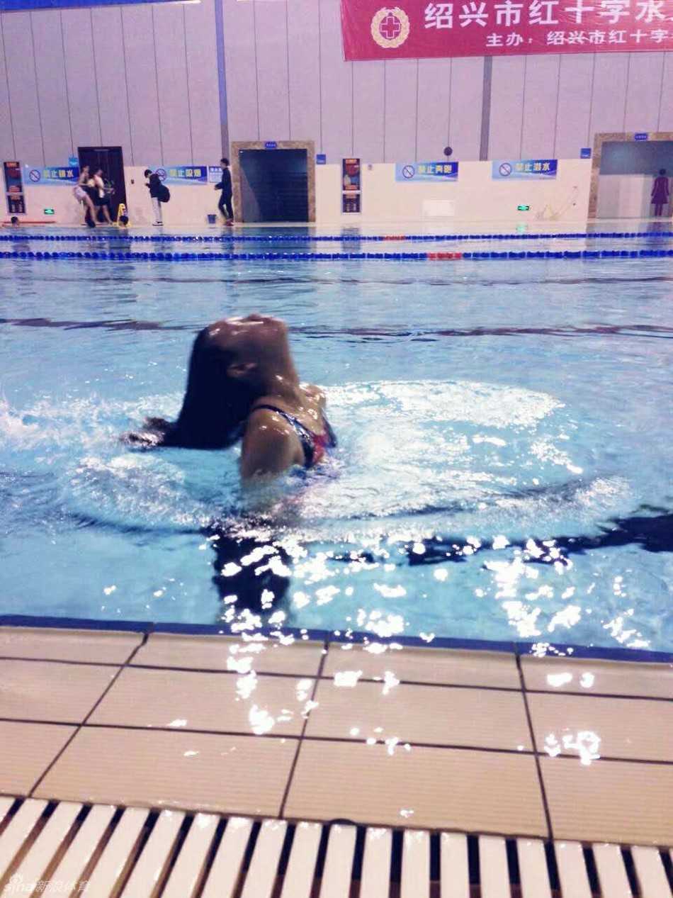 泳池与赛场间的双面精灵:走近浙江男篮啦啦队员徐珏的动感人生 徐珏身穿休闲便装走在户外,微微侧身回眸,眼神中带着邻家女孩的温柔与羞涩,与赛场上的活力四射形成有趣的反差。