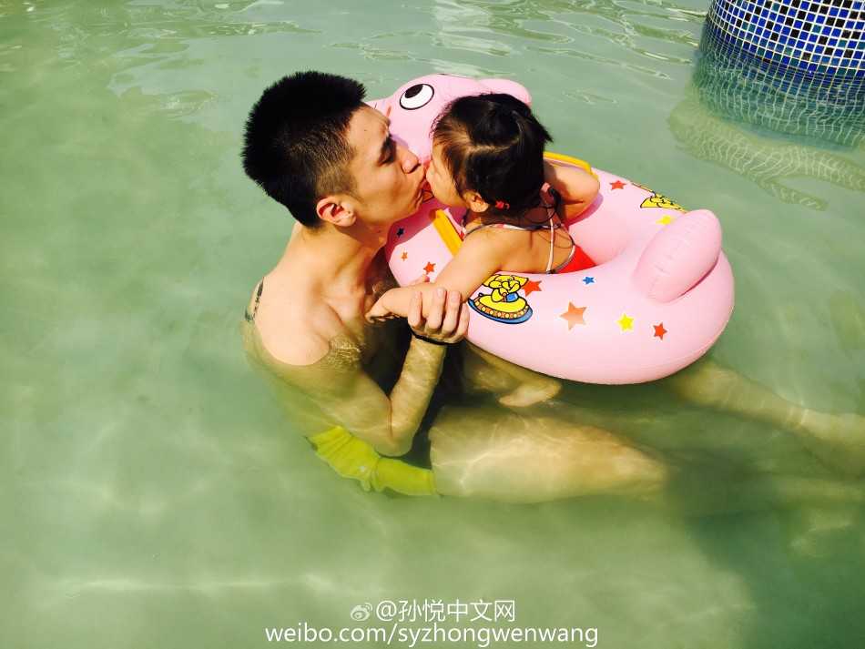 孙悦温柔亲吻女儿小月亮脸颊，小月亮坐在泳池边，父女二人亲昵互动画面甜度爆表