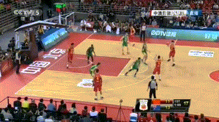 洛阳盛夏篮球夜:中国男篮热身赛全胜夺目,新星老将齐闪光 睢冉持球如推土机般碾压进内线,在对抗中保持平衡,用柔和的手腕挑篮将球送入篮筐。