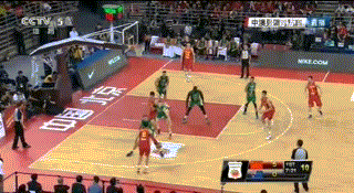 洛阳盛夏篮球夜:中国男篮热身赛全胜夺目,新星老将齐闪光 周鹏巧妙送出击地妙传,邹雨宸心领神会跟进,双手挂框重扣,彰显内线统治力。
