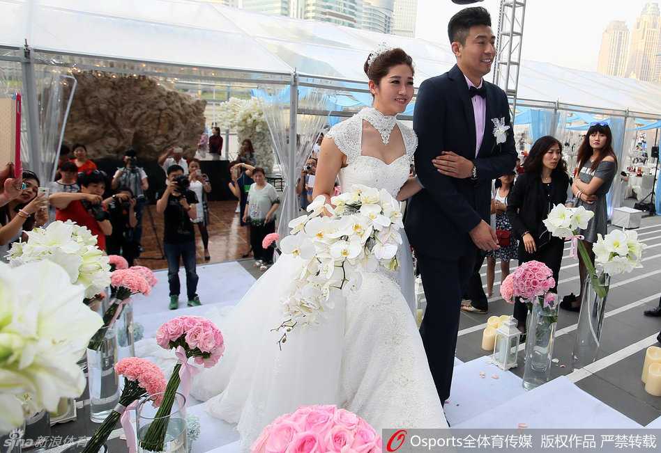 津门体坛传佳话:女排侠女李莹与男篮中锋徐磊十年爱情长跑终成眷属 幸福满溢的新人徐磊和李莹,在婚礼上甜蜜相拥,两人脸上洋溢着对未来生活的无限憧憬与喜悦。