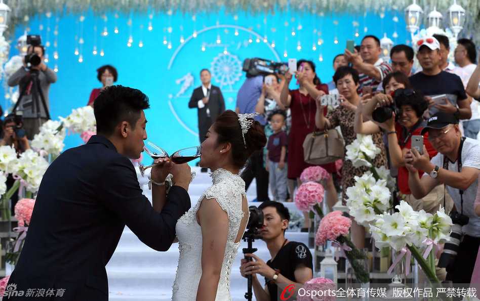 津门体坛传佳话:女排侠女李莹与男篮中锋徐磊十年爱情长跑终成眷属 婚礼上,新人徐磊与李莹在亲友的见证下,眼含笑意地饮下交杯酒,这份甜蜜与默契感染了在场的每一个人。