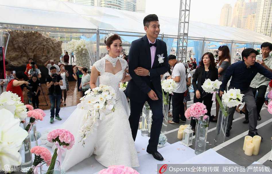 津门体坛传佳话:女排侠女李莹与男篮中锋徐磊十年爱情长跑终成眷属 二位新人徐磊和李莹在婚礼上深情对视,眼中只有彼此,这份甜蜜爱恋经过了十年的沉淀,显得愈发醇厚动人。