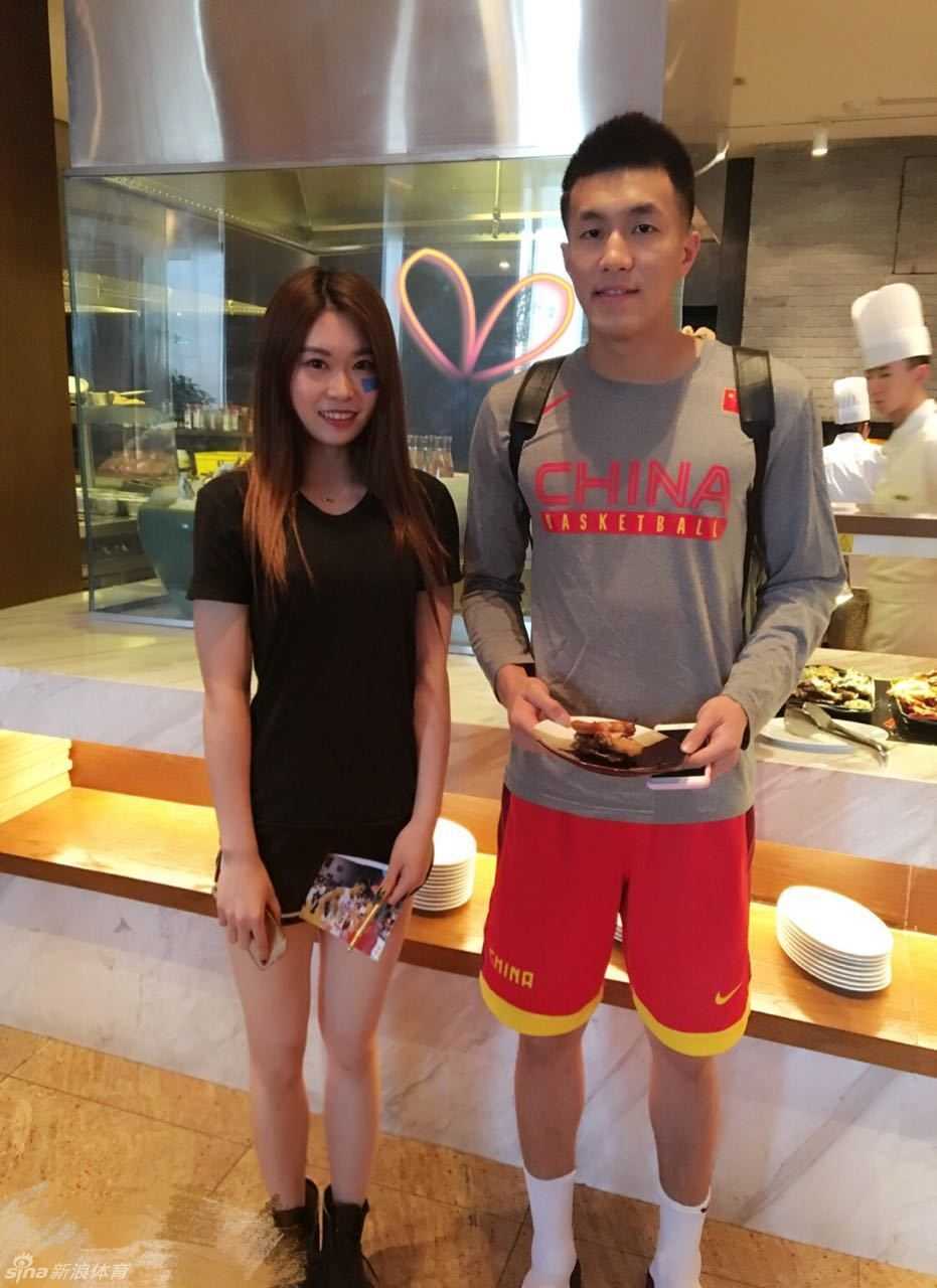 活力铸就梦想:啦啦队的热血征程与追光瞬间 青春洋溢的啦啦队女孩终于与偶像郭艾伦同框自拍,脸上洋溢着梦想成真的喜悦,手中还紧握着刚获得的签名球衣。