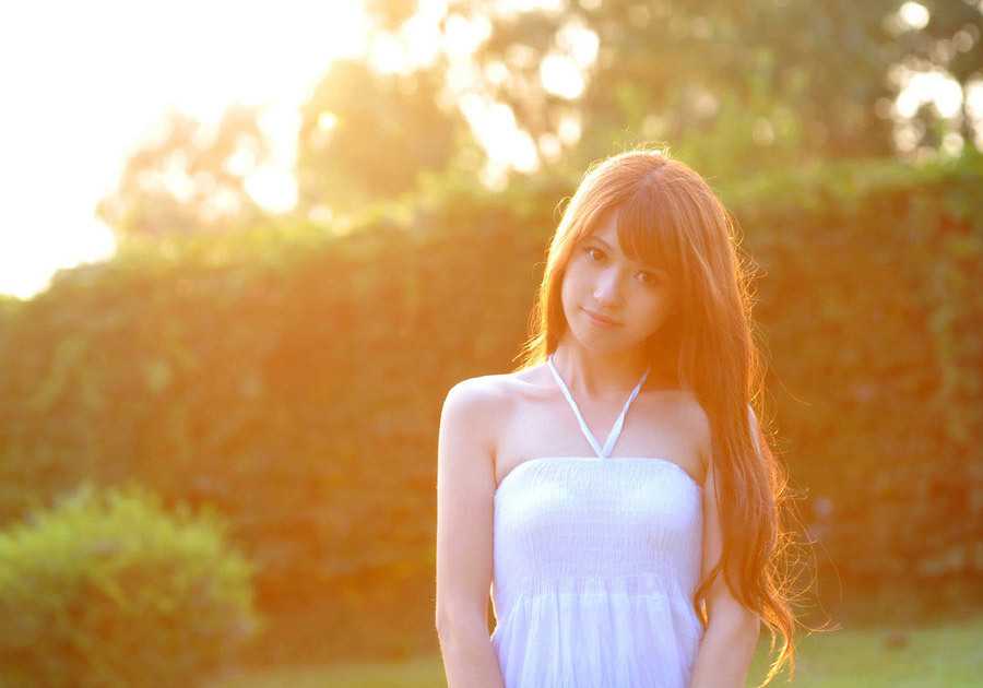 流川哈娜身穿湘北红色球衣，在午后的暖阳中抱膝而坐，眼神里满是对篮球少年们的温柔期待