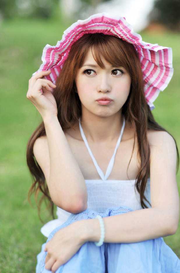 她双手捧着迷你篮球框道具，对着镜头露出俏皮的微笑，身后的篮球元素装饰让整个画面动感十足