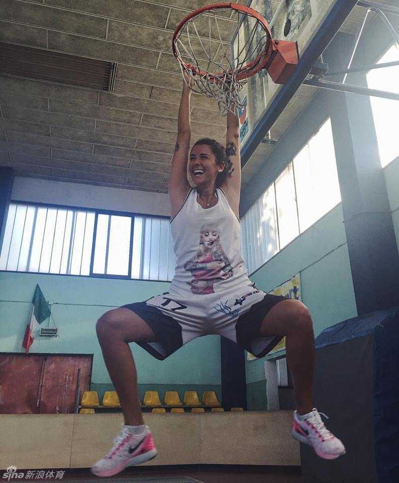 流浪与归来的光影诗篇:从吉普赛女孩到篮下女王 青春少女在湛蓝天空下高高跃起,双手稳稳将篮球灌入篮筐,矫健身姿定格成一幅动感画卷