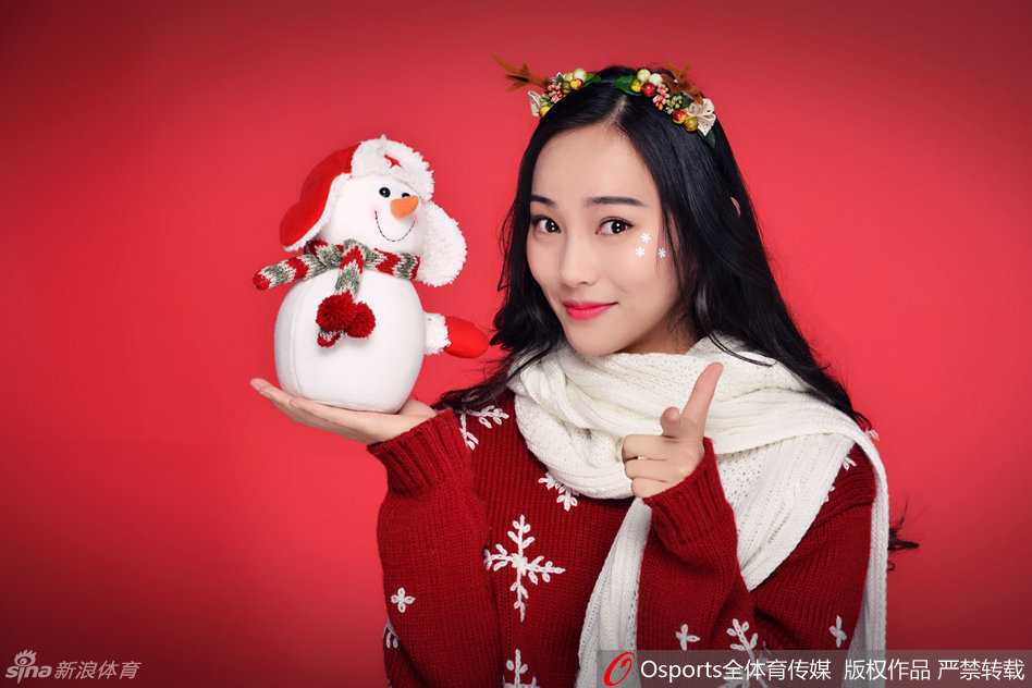 啦啦队女孩眼神深邃迷人，仿佛能勾走魂魄，对着镜头展露的酥甜笑容，如同冬日里的暖阳，让人心醉。