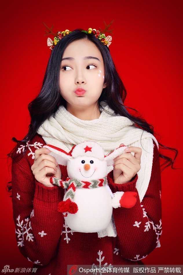 气质温婉的女孩闭眼轻碰小雪人的鼻子，这一刻，冰雪仿佛也被她的温柔融化，画面里充满了童真与浪漫的气息。