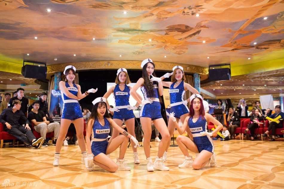 海上篮球盛宴:肯帝亚男篮与歌诗达幸运号的激情嘉年华 洁白的沙滩上,一位球员弯腰用手指认真划出“肯帝亚”的字样,身后是湛蓝的海天一线,这份陆地与海洋交织的浪漫在此刻凝结。