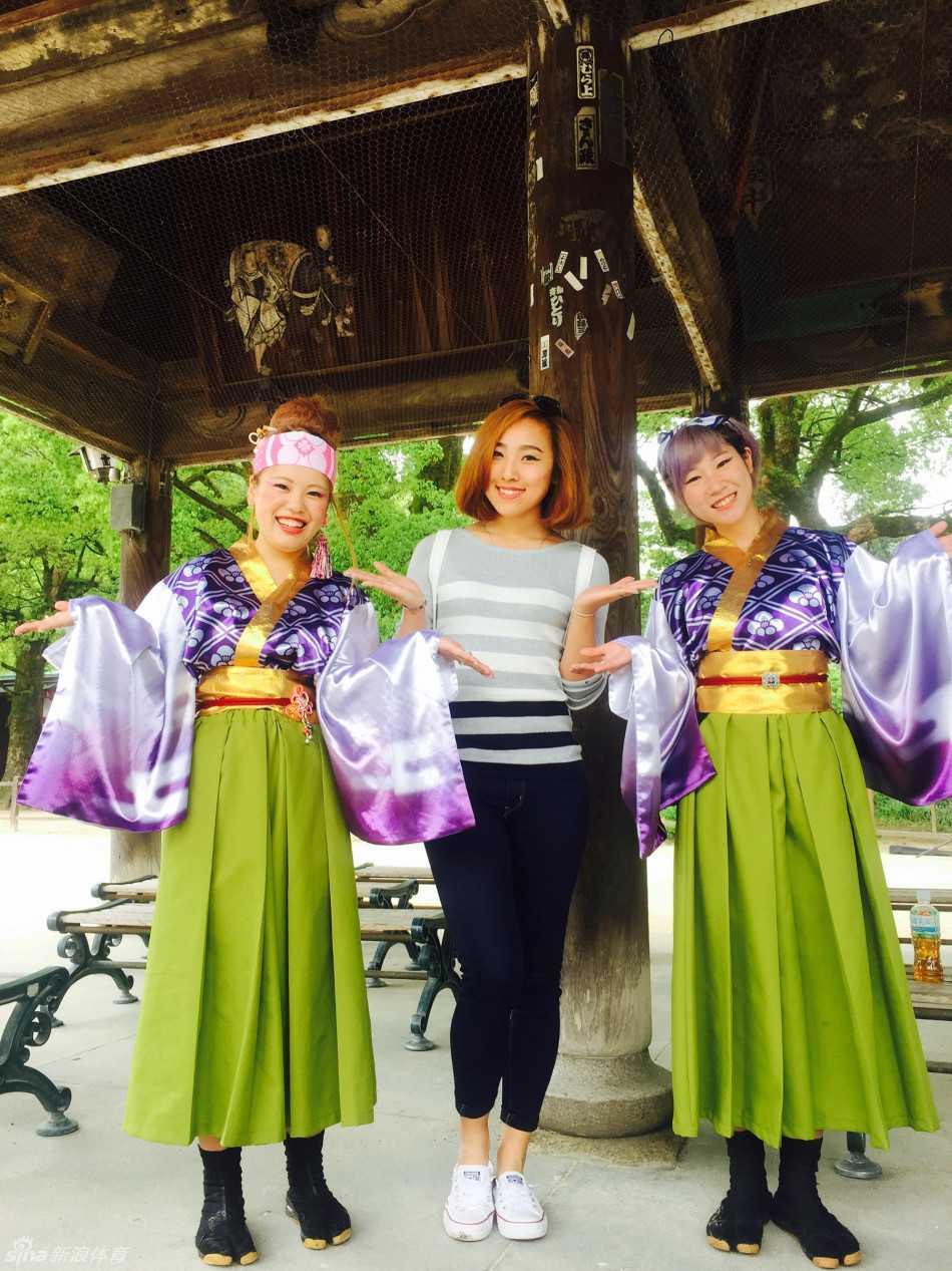 海上篮球盛宴:肯帝亚男篮与歌诗达幸运号的激情嘉年华 邮轮酒吧内灯光柔和,一位高大的球员亲切地搂着小球迷的肩膀,两人对着镜头比出胜利的手势,背景里是充满设计感的船舱内饰。