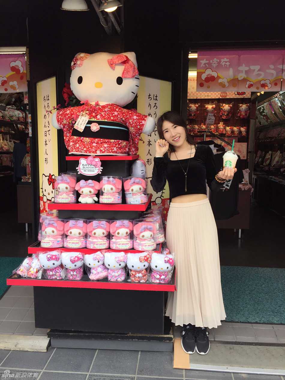 海上篮球盛宴:肯帝亚男篮与歌诗达幸运号的激情嘉年华 细雨蒙蒙的异国码头,球员胡雪峰身着休闲外套独自撑伞而行,目光深邃地望向远方,仿佛在思考着篮球与人生的下一站旅程。