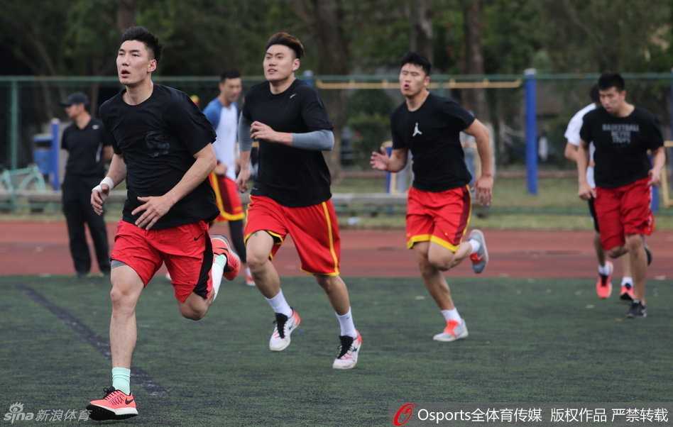 海埂欢笑与汗水:中国男篮田径场的“痛”并快乐着 训练场上,队员们争先恐后地向前冲刺,但排在最后一位的球员脸上却露出了既痛苦又搞笑的夸张表情,仿佛在无声地呐喊:“都给我跑快点!别偷懒!”,这一幕成了全场的笑点